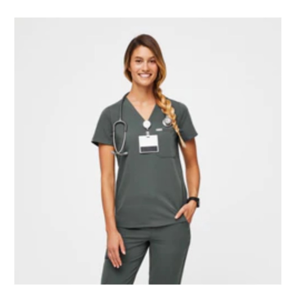 FIGS "bonsai" one pocket scrub top (XS) and Livingstone basic scrub pants (S)